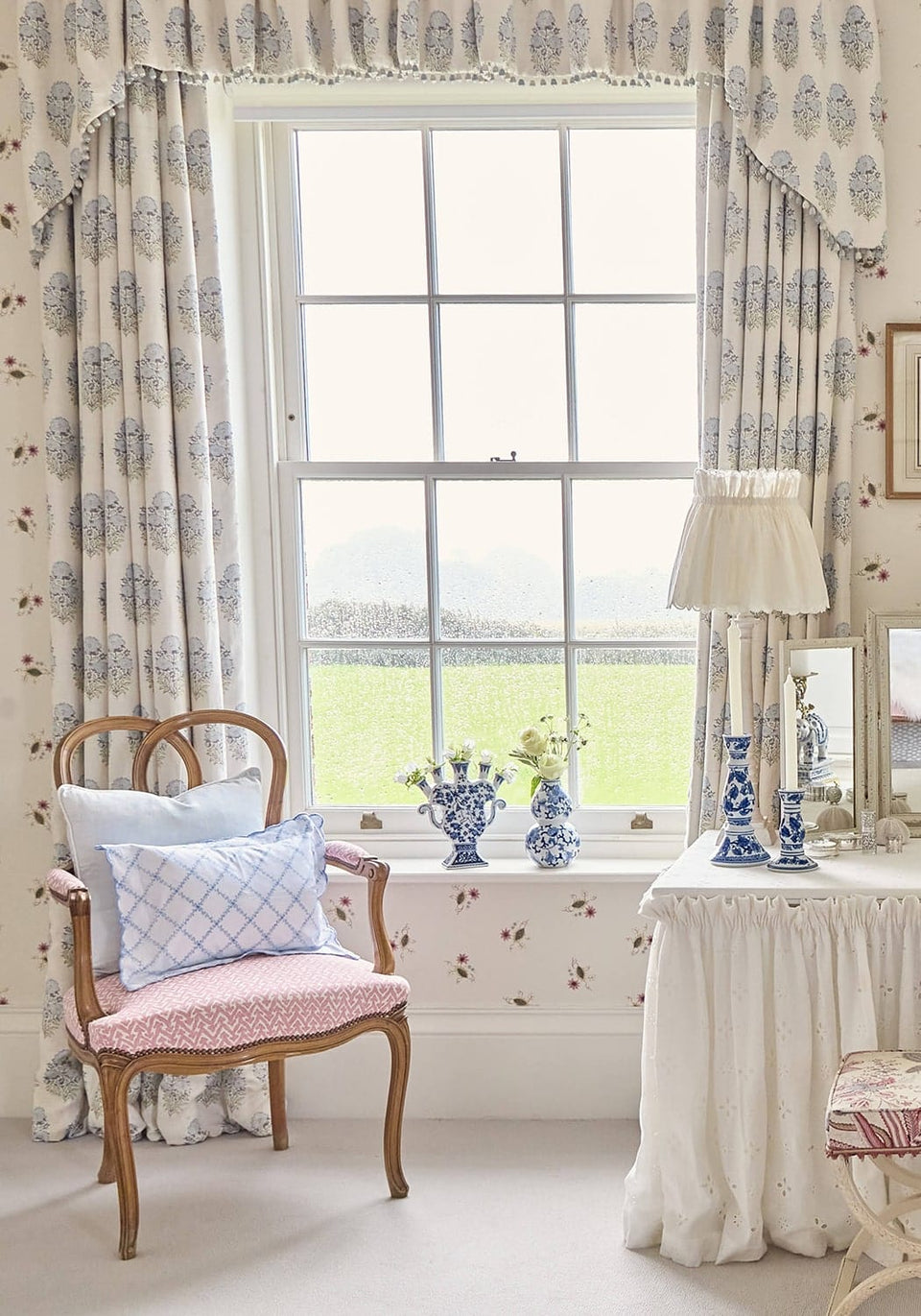 Delft Tulipierie Vase with Angel - Casa by Josephine Jenno