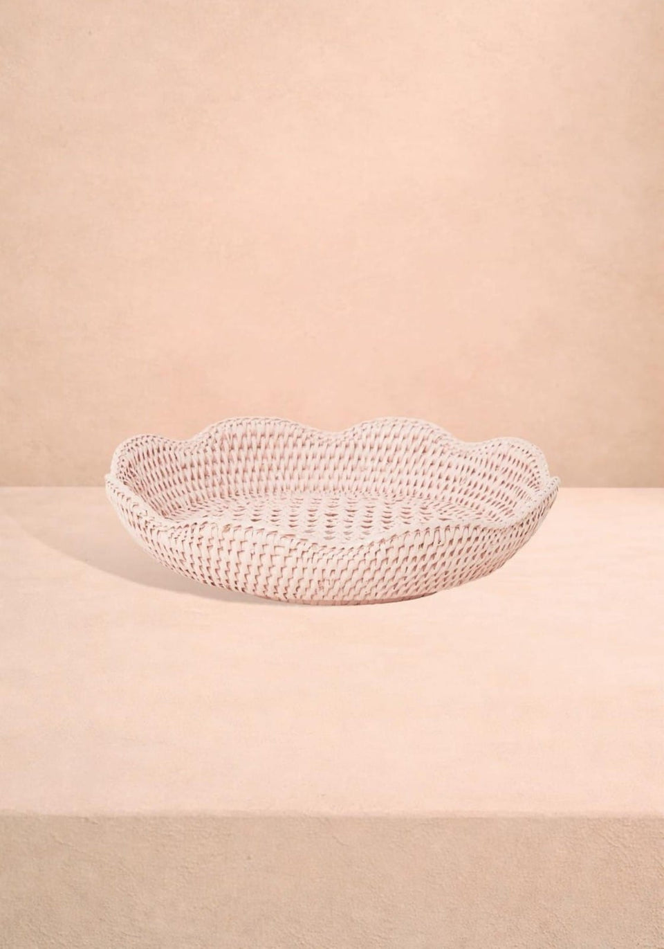 Serving Piece Saratoga Round Rattan Scalloped Tray - Pink