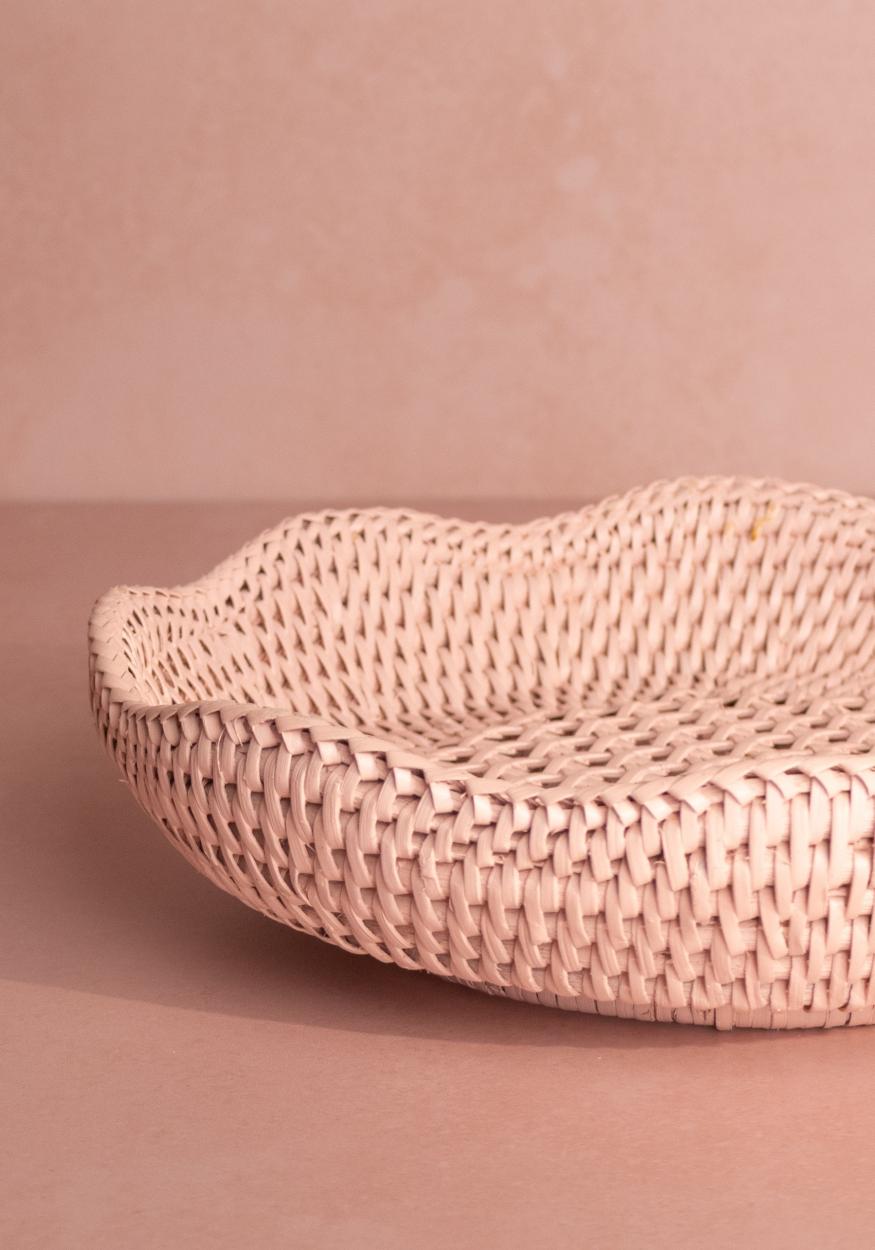 Saratoga Round Rattan Scalloped Tray - Pink
