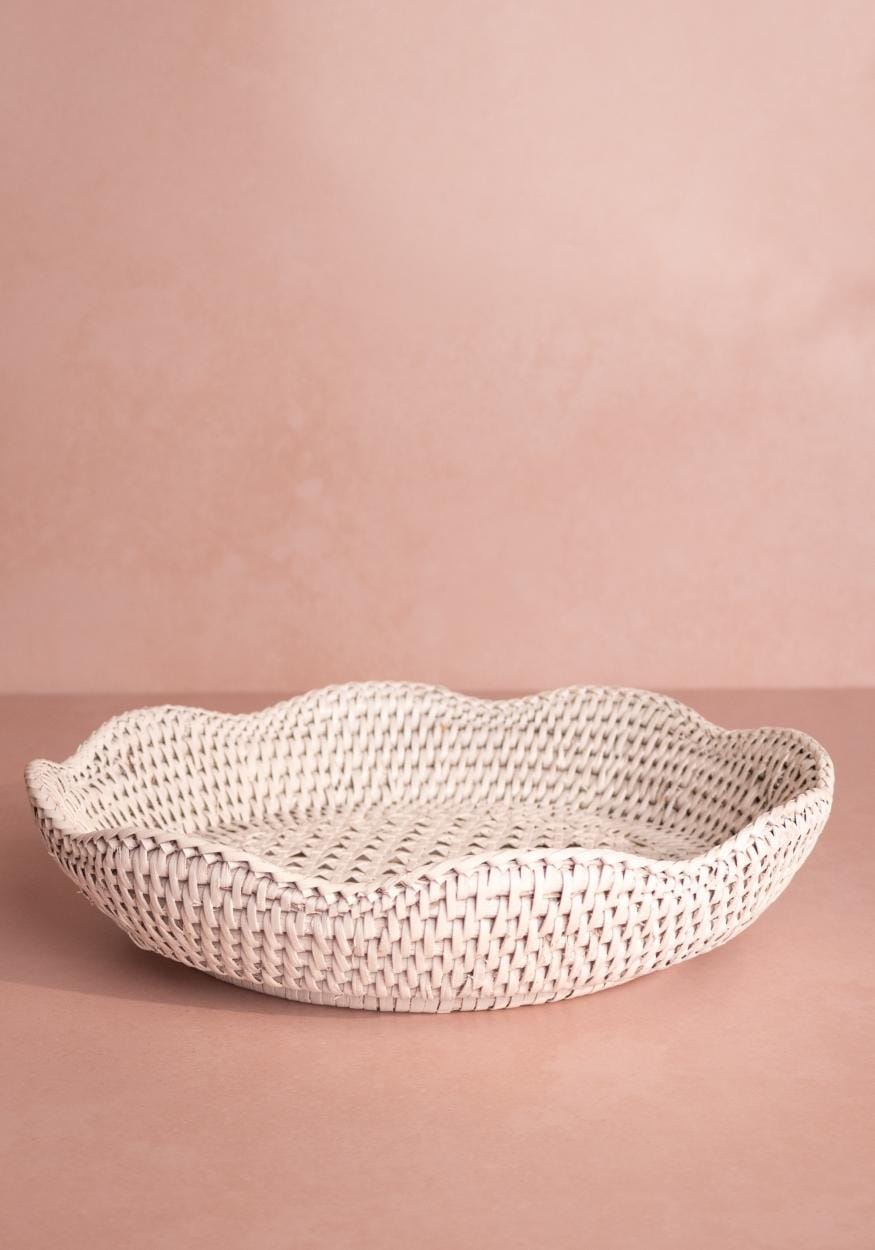 Saratoga Round Rattan Scalloped Tray - White